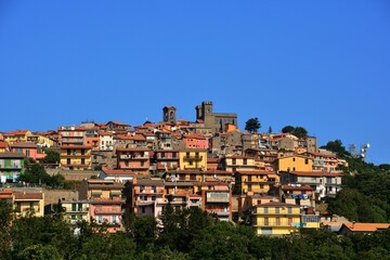 Vista di Rocca Priora, grazioso borgo dei Castelli Romani situato nell'area dei Colli Albani famoso per il suo castello ottocentesco, edificato sui ruderi di precedenti costruzioni.