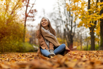 Wall Mural - portrait of smiling young woman in a park in autumn