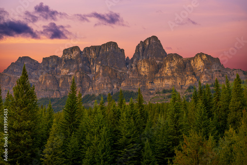 Fotografía Stunning sunset mountainside in Banff National Park with pink, purple, golden looking rocks, mountain in summertime, summer with woods, forest, wilderness in foreground