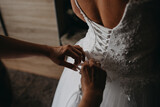 Wiązanie sukni ślubnej przygotowania do ślubu