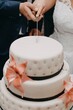 Tort ślubny krojony przez parę młodą na ślubie i weselu