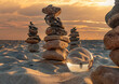 Steinpyramiden und Glaskugel am Ostsee Sand Strand