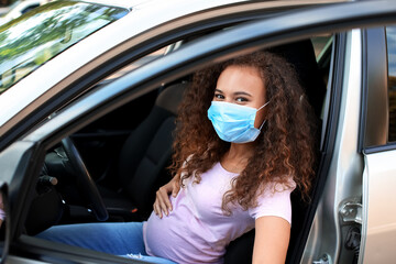 Canvas Print - Pregnant African-American woman wearing medical mask in car