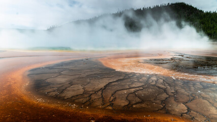 grand prismatic yellowstone geyser