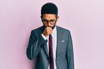 Canvas Print - Handsome young hispanic man wearing business suit and tie shouting and screaming loud to side with hand on mouth. communication concept.