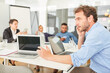 © Robert Kneschke - Business Mann am Laptop telefoniert mit dem Handy