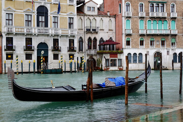 Venise, Italie, 26 février 2012 : Gondole venicienne amarré dans un canal