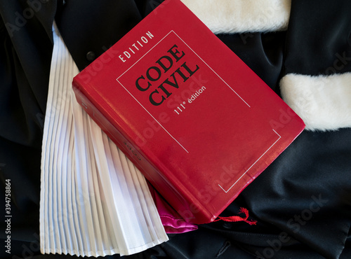 Justice,  Code Civil, droit Français - livre rouge isolé sur robe avocat