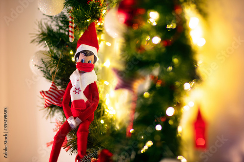 Fotografía Elf on the shelf in mask. Christmas decoration