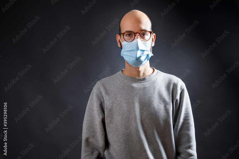 Uomo Calvo Con Maglia Grigia , Occhiali Da Vista E Mascherina Chirurgica,  Guarda Serio , Isolato Su Sfondo Nero Ailment Wall Mural | Ailme-alex.pin