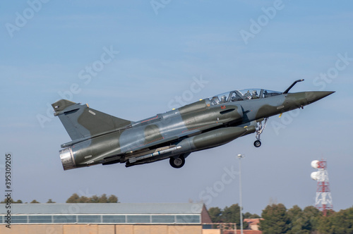 Obraz na plátně Avión de combate de ala delta despegando