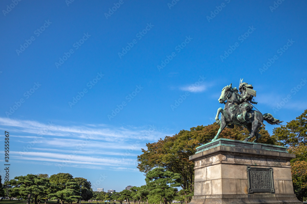 皇居外苑に立つ楠木正成公騎馬銅像。斜め正面の角度。順光。背景は青空