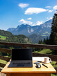 Home Office auf der Alm mit Ausblick auf die Berge