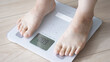 © polkadot - 体重計に乗る女性