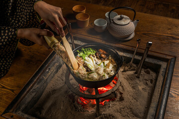 囲炉裏でなべ料理　Chicken hot pot made in Japanese hearth