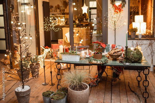 Fotografía Beautifully decorated backyard of a country house with a festive dinner table du