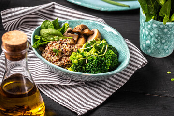 Canvas Print - Healthy vegan salad of vegetables broccoli, mushrooms, spinach and quinoa in a bowl, healthy vegan lunch bowl, Food recipe background. Close up