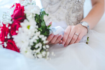 Poster - Bride holding a pink-white flower bouquet