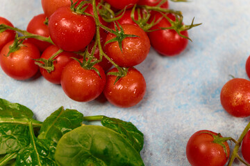 Canvas Print - Closeup shot of fresh cherry tomatoes and spinach leaves