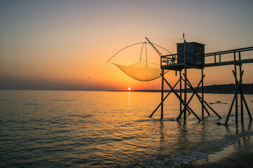 Paysage de la Loire atlantique: coucher de soleil sur les traditionnelles pêcheries de la côte atlantique  face à l'océan