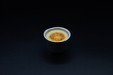 Fototapeta Mapy - Postre de flan de huevo o vainilla con cuchara sobre fondo negro. 