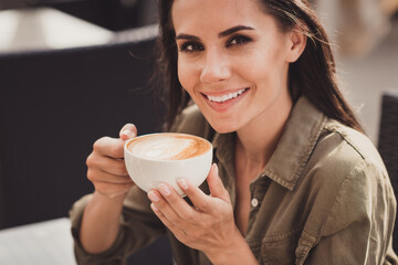 Poster - Photo portrait of gorgeous smiling woman drinking nice tasty coffee in cafe