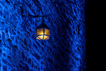 Wall Mural - Laterne Lampe Burg Altena Weihnachten Advent Winter blau Mauer Wand Licht Glühbirne Romantik Mittelalter Nostalgie Vintage Schein Gemäuer Illumination Wärme Dunkelheit Schatten Erleuchtung Kontrast 