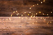 Rustikaler Holz Hintergrund mit Bokeh Lichtern  -  Weihnachten