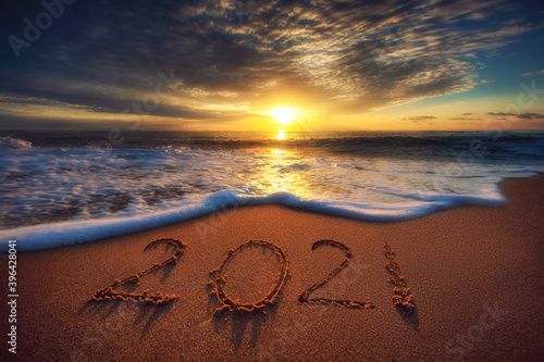 Papel de parede Happy New Year 2021 concept, lettering on the beach. Sea sunrise