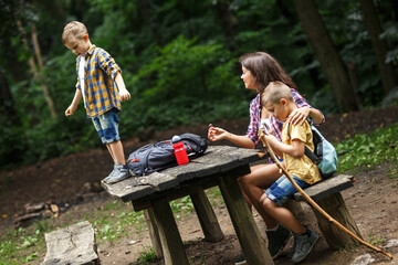 Wall Mural - family hiking, lunch break.