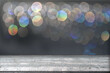 © ameaz_23 - Mesa o piso de concreto vacío con fondo de luces desenfocadas, borroso o abstracto - se puede usar para exhibir o montar productos