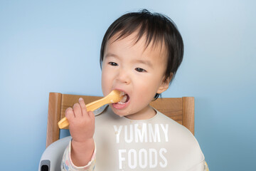 Canvas Print - ベビーフードを食べる赤ちゃん