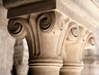 © Jorge Alves - Chapiteaux médiévaux dans le cloître de l'abbaye de Sénanque à Gordes, France
