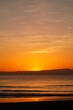ドラマティックな海岸の夕陽と波