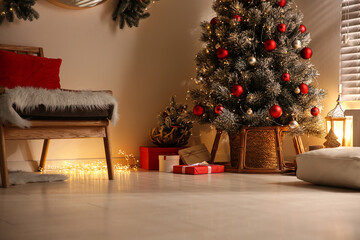 Canvas Print - Beautiful decorated Christmas tree in festive room interior