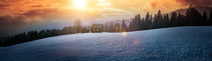 Canvas Print - Einsame Berghütte im Winter am Waldrand