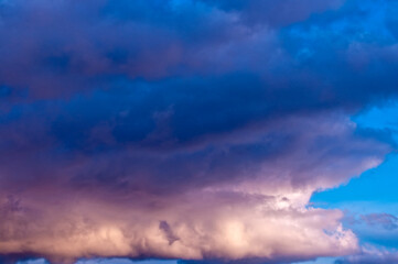 Dramatische Wolken im Sonnenuntergang