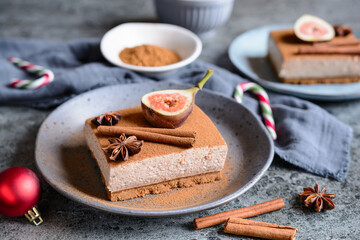 Wall Mural - No bake gingerbread cheesecake bars topped with cinnamon and ripe figs