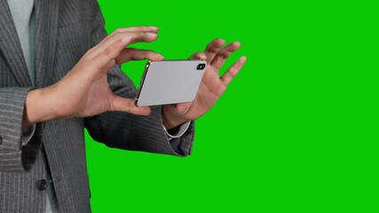 Poster - スマホで撮影する男性　クロマキー合成用グリーンバック　スローモーション