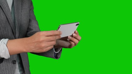 Poster - スマホで撮影する男性　クロマキー合成用グリーンバック　スローモーション