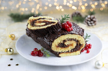 Cioccolato Christmas Yule Log, Buche de Noel su sfondo bianco. Decorazioni natalizie