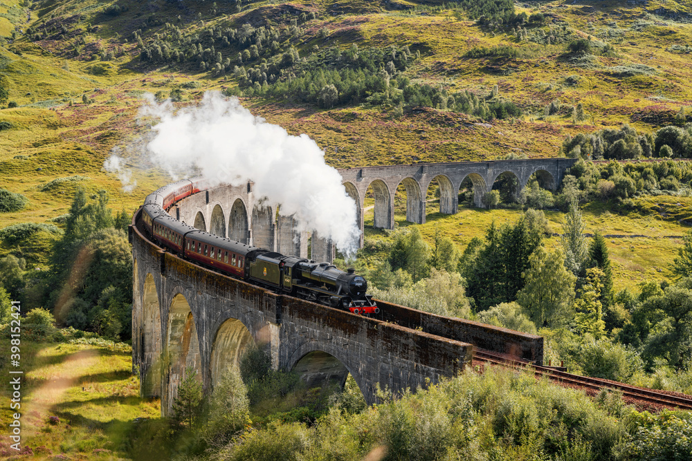 Steam Train on Glenfinnan Viaduct in Scotland in August 2020 - obrazy, fototapety, plakaty 
