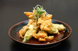 plato de tempura de flor de calabaza o flores crocantes