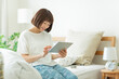 © japolia - 若い女性　タブレットPC