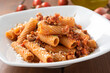 Piatto di deliziosa pasta con salsa alla bolognese, cibo Italiano