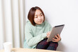 © garage38 - タブレット端末を使う若い女性
