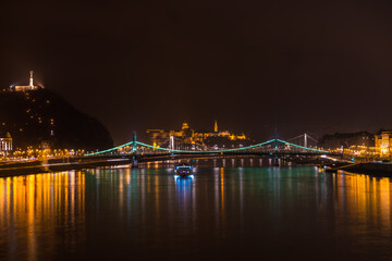 Wall Mural - Buda Castle and Liberty bridge illuminated at night. Night skyline of Budapest. Hungary 