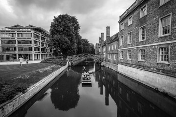 Canvas Print - Famous Newton's bridge known as Mathematical Bridge in Cambridge city in England