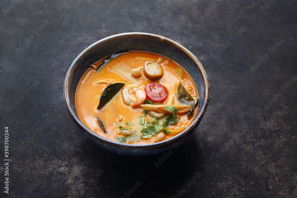Obraz na płótnie Curry, aromatyczna potrawa kuchni tajlandzkiej. Kolorowa kuchnia wschodu w salonie