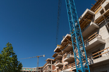 Aufkleber - Construction of a building with a remotely controlled unmanned crane